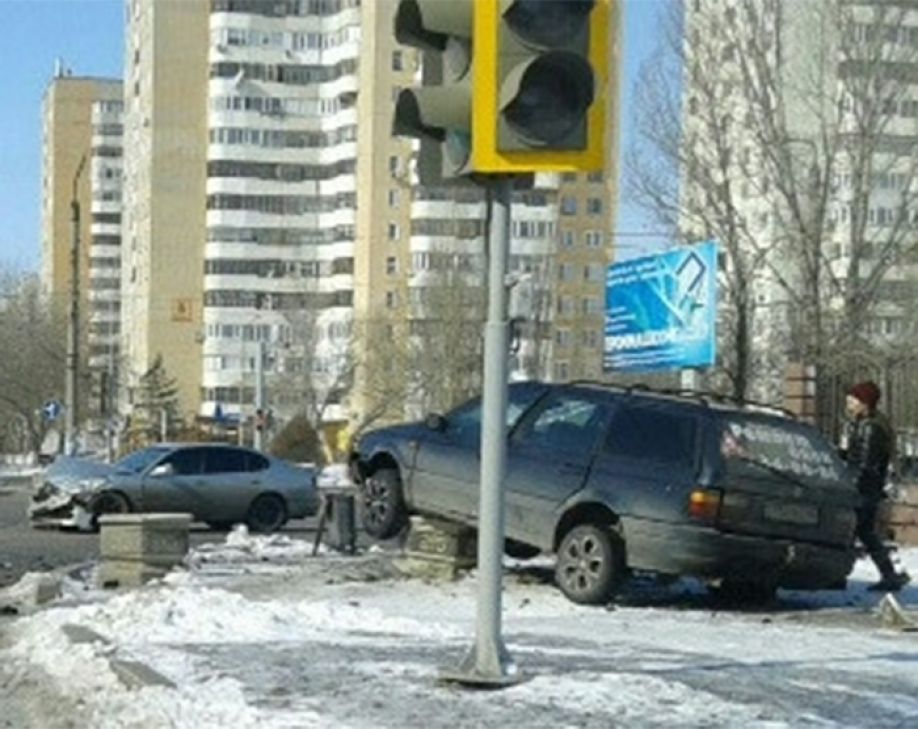 Авто на клумбе