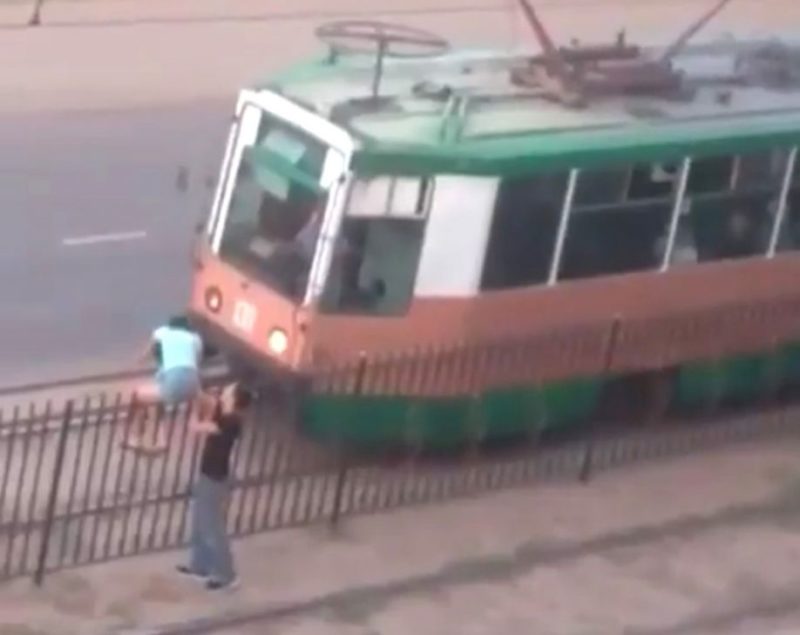В Павлодаре ищут парня, вытащившего девушку из-под трамвая