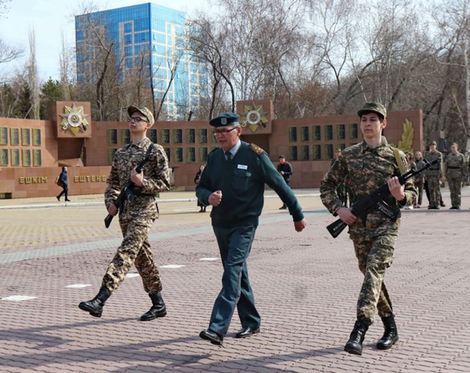 В почетном карауле – школьники