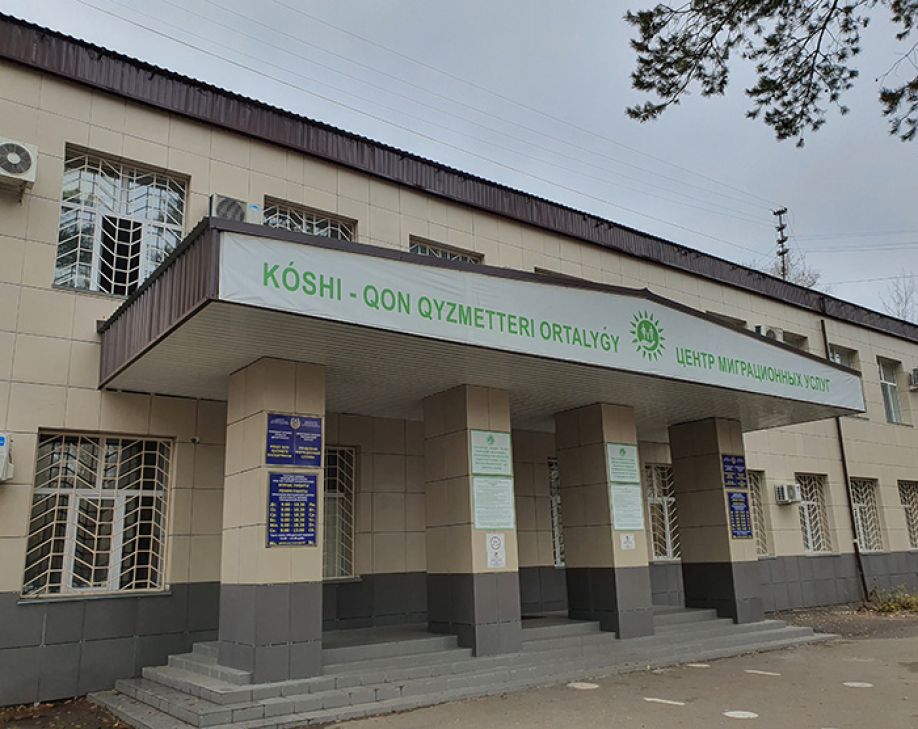 Мигранты в карантине: скованные одной цепью