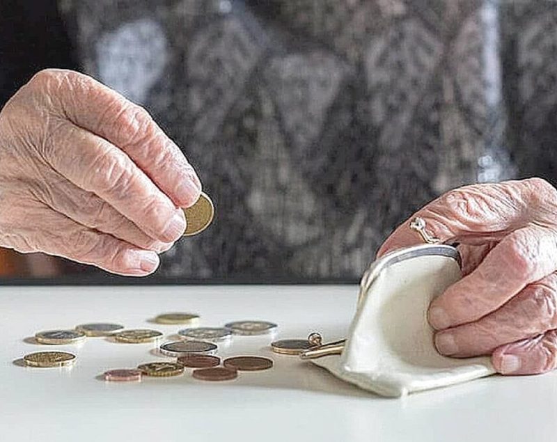 Охотники за пенсиями: в Павлодаре мошенники предлагают снять излишки накоплений