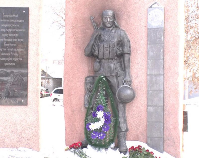 В Павлодаре неизвестные подожгли венки у монумента в честь воинов-миротворцев