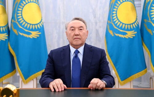 Назарбаев остался без статуса