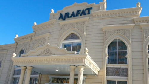 В восточном стиле и без излишеств: хатымхалал «Арафат» встретил первых гостей