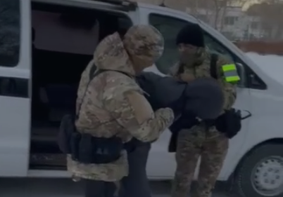 Полицейские задержали ограбивших салон сотовой связи в Павлодаре