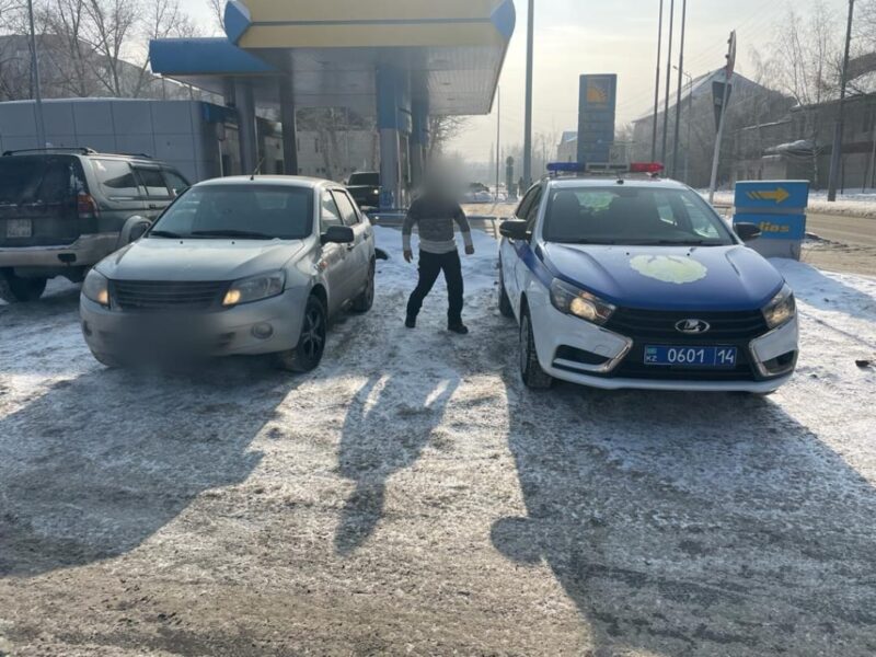 Проехавшего по тротуару таксиста оштрафовали в Павлодаре