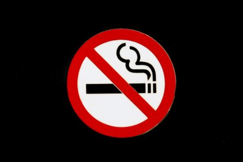 Павлодарца оштрафовали на 15 МРП за курение в подъезде