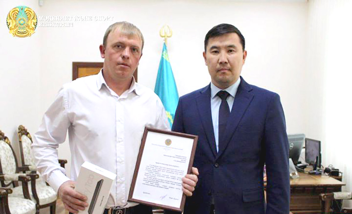 Министр культуры и спорта РК наградил спасшего инвалида павлодарца