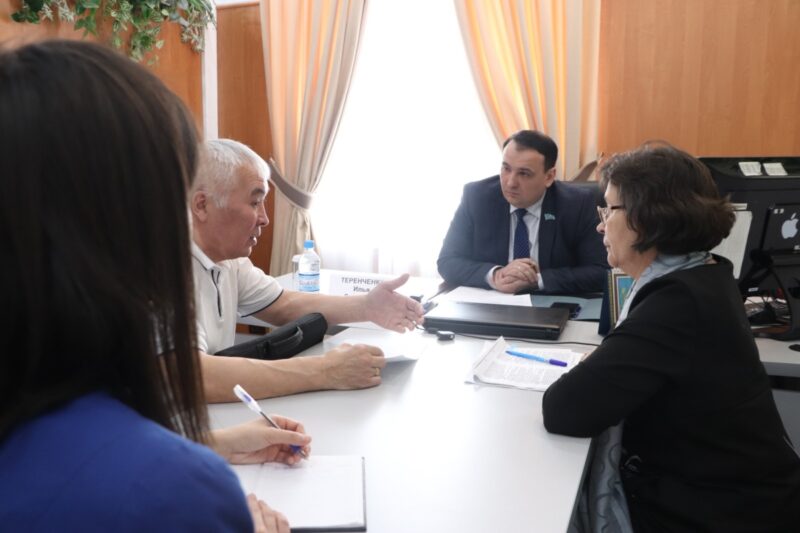 Первый прием граждан провел председатель Павлодарского областного маслихата