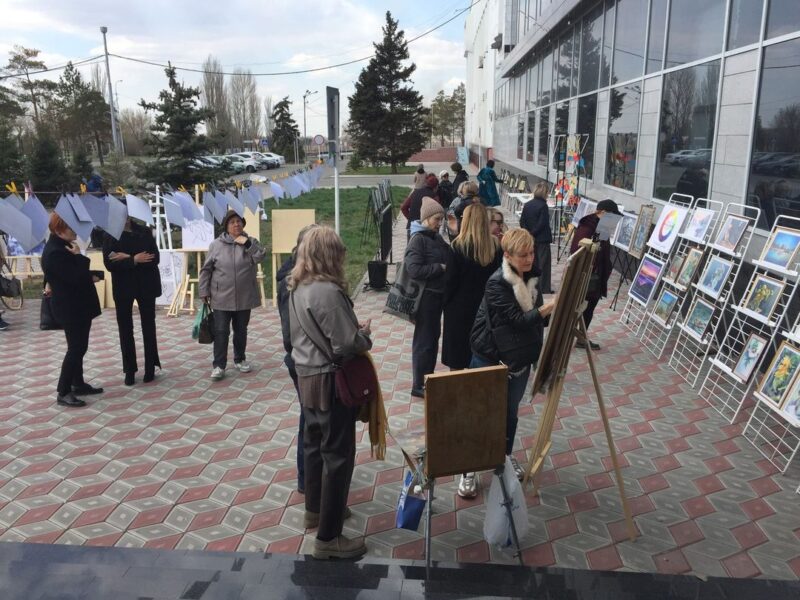 Фотосушку «Любимый Павлодар» устроили возле облбиблиотеки