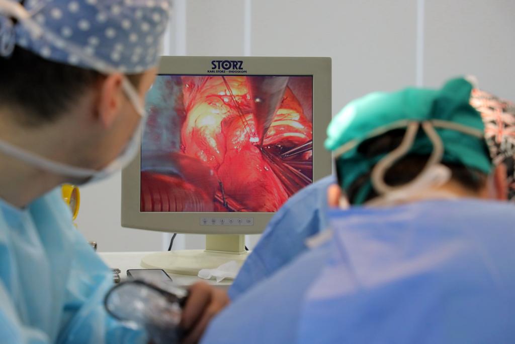 Кардиохирургия сердце. Кардиохирургом фото из операционной. Выполнена 1000 операция