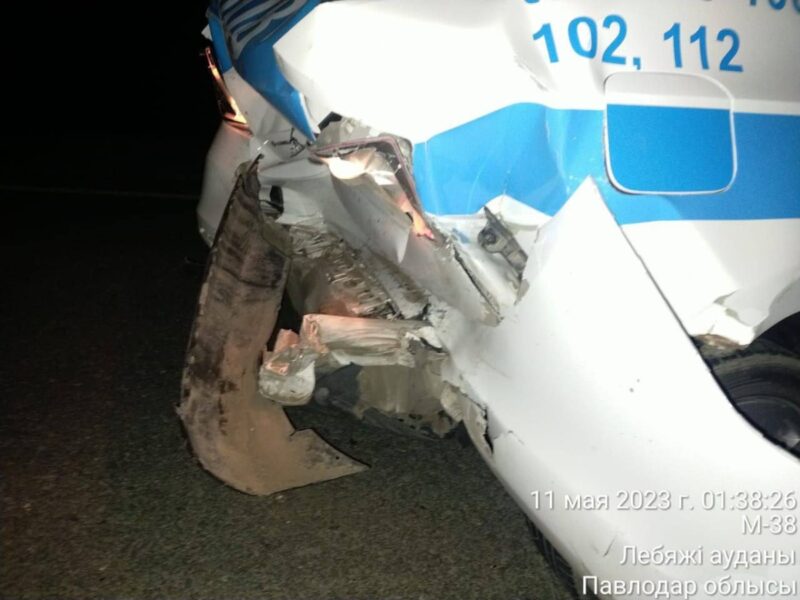 Уснувший за рулем таксист врезался в патрульную машину на трассе Омск-Майкапчагай