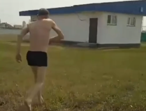 В Иртышске пьяный мужчина разгуливал по стадиону в одних трусах