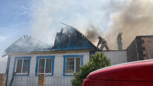 В Экибастузе загорелся частный дом