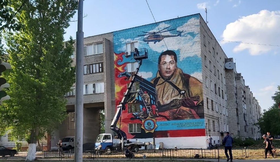 В Павлодаре появился мурал погибшему герою-пожарному