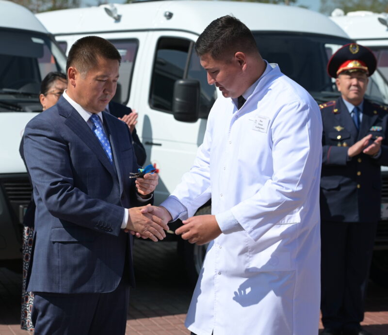 Павлодарские медики и полицейские получили новые машины