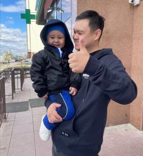 Казахстанцы с помощью авточелленджа собрали необходимую сумму малышу