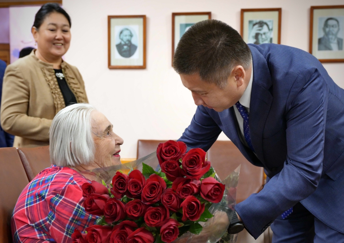 Асаин Байханов встретился с вдовой Наума Шафера