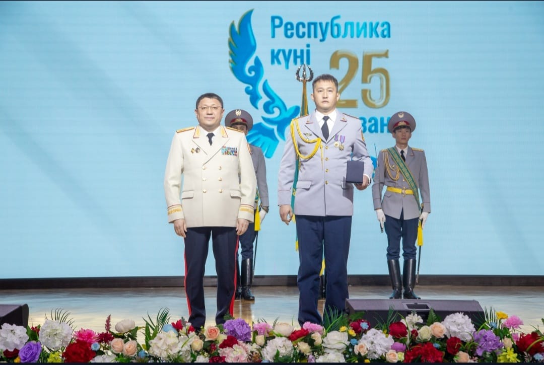Спасшего подростка из горящего дома в Теренколе участкового наградили медалью