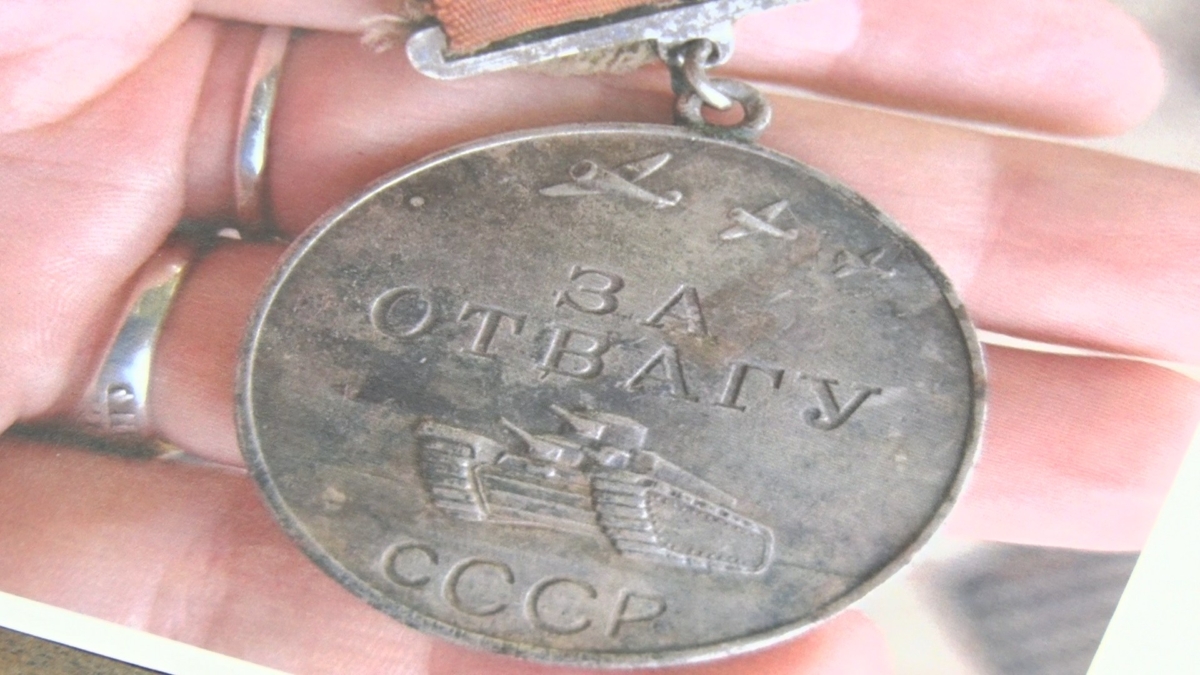 Павлодарские поисковики передали медаль героя Сталинграда его родственникам  