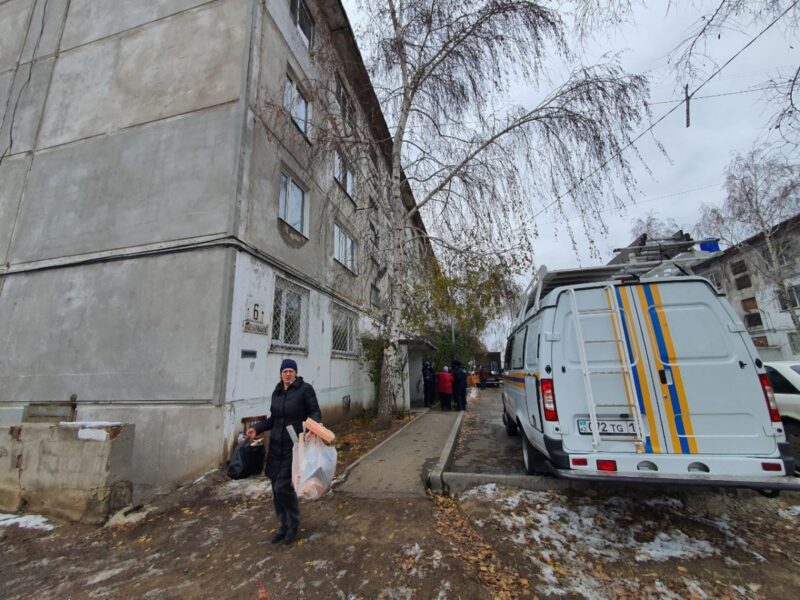 «Жаль родной дом»: как аварийную четырехэтажку на Лесозаводе покидают последние жильцы