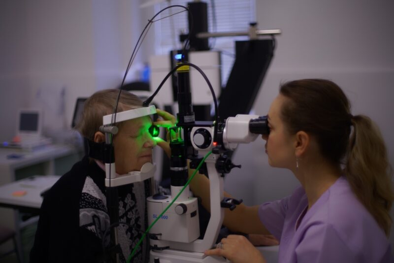 Почему павлодарцам приходится долго ждать обследования у офтальмолога?