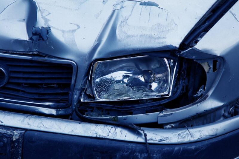 Женщина пострадала в результате наезда автомобиля на лавочку в Экибастузе