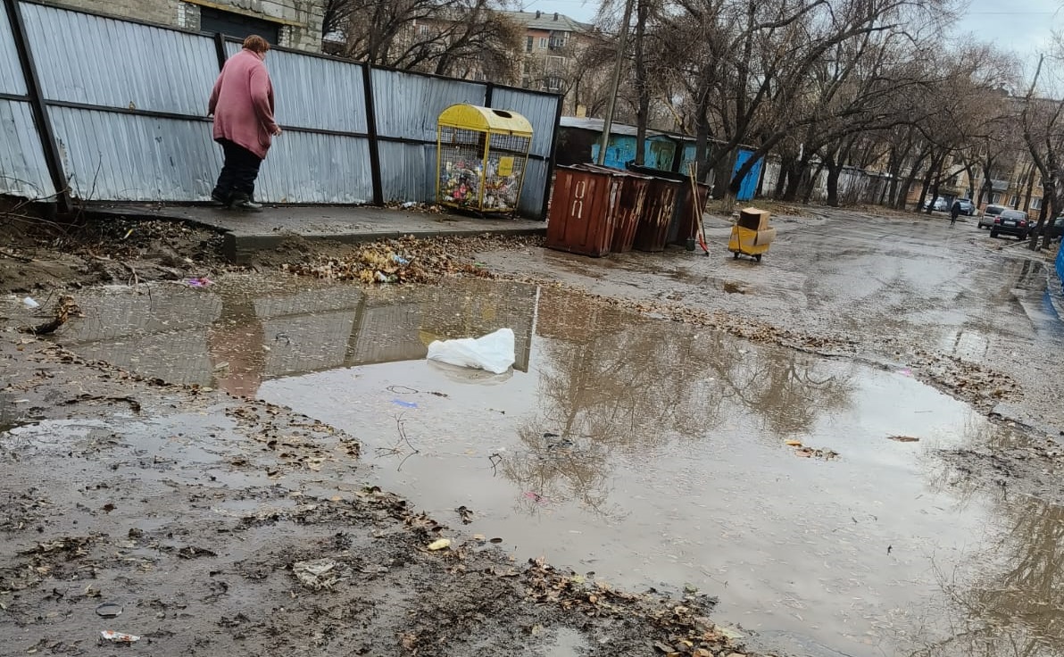 Павлодарка едва не утонула в грязи во дворе на Торайгырова — «Наша жизнь».  Новости Павлодара и области