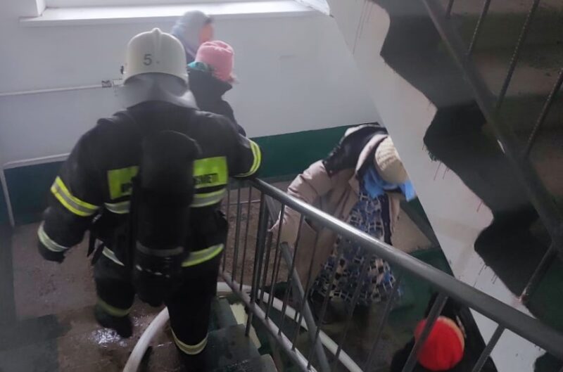 Шесть человек спасли при пожаре в поселке Ленинский