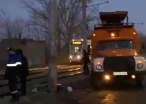 В Павлодаре грузовик снес опору контактной сети на трамвайных путях