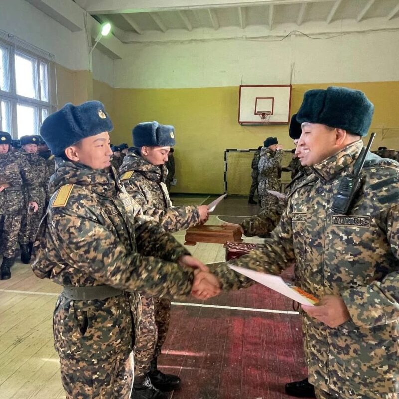 Дембели показали, как прощаются с воинской частью в Павлодаре (видео)