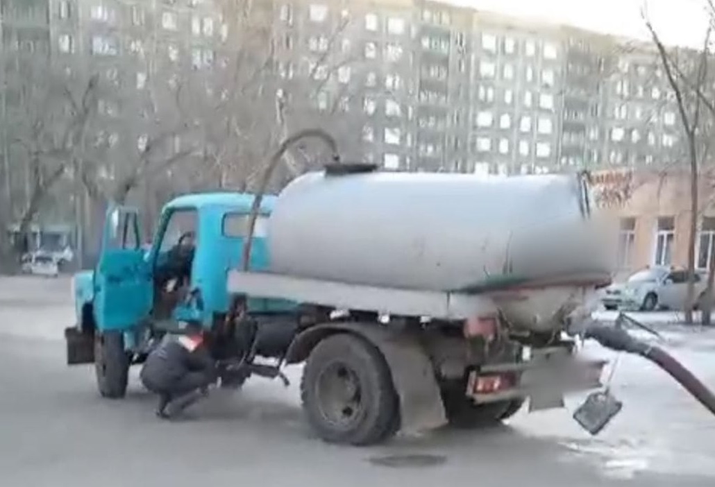В Павлодаре ассенизатор слил нечистоты прямо во дворе многоэтажки