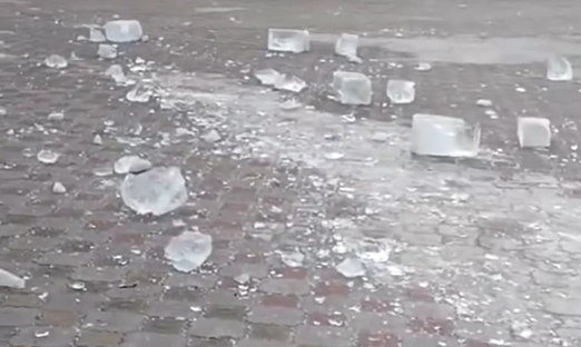 Малолетние вандалы разрушили заготовки для ледового городка в Аксу