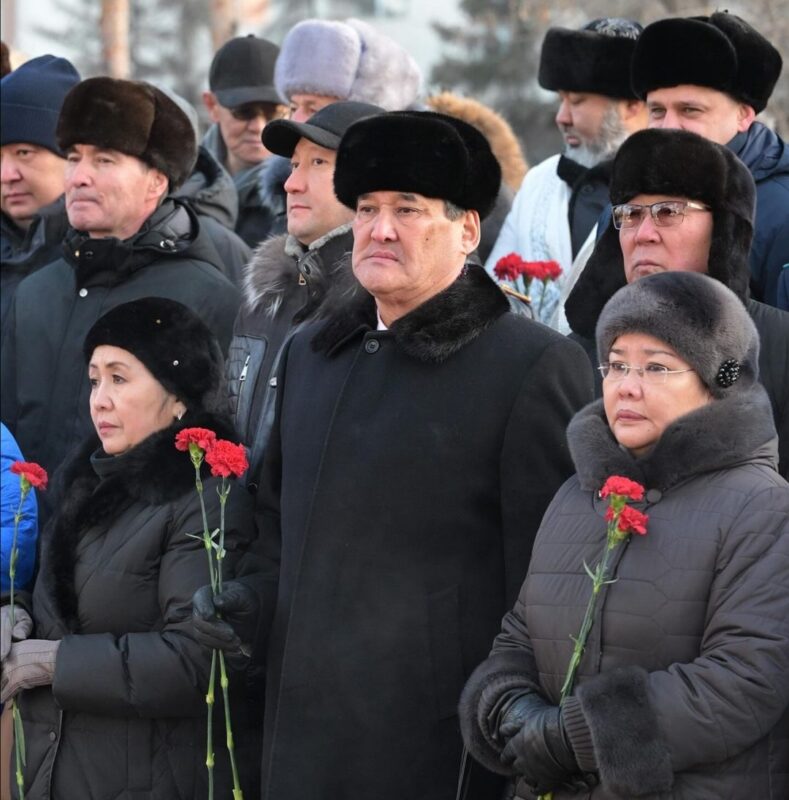 Павлодарцы возложили цветы к мемориалу жертв политических репрессий