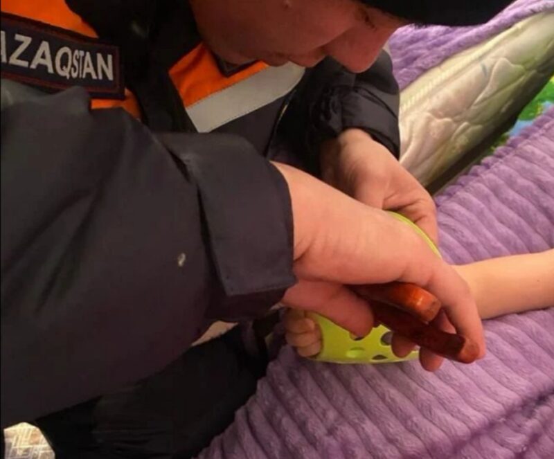 В Павлодаре рука малыша застряла в пластиковой игрушке