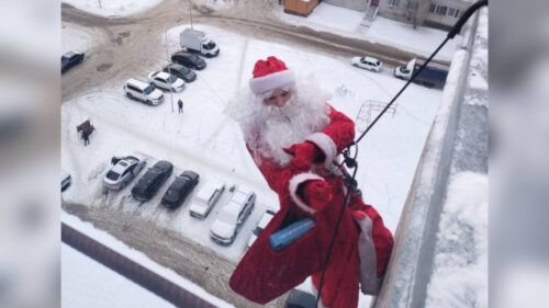 Осужденный альпинист из Павлодара выступил в роли Деда Мороза