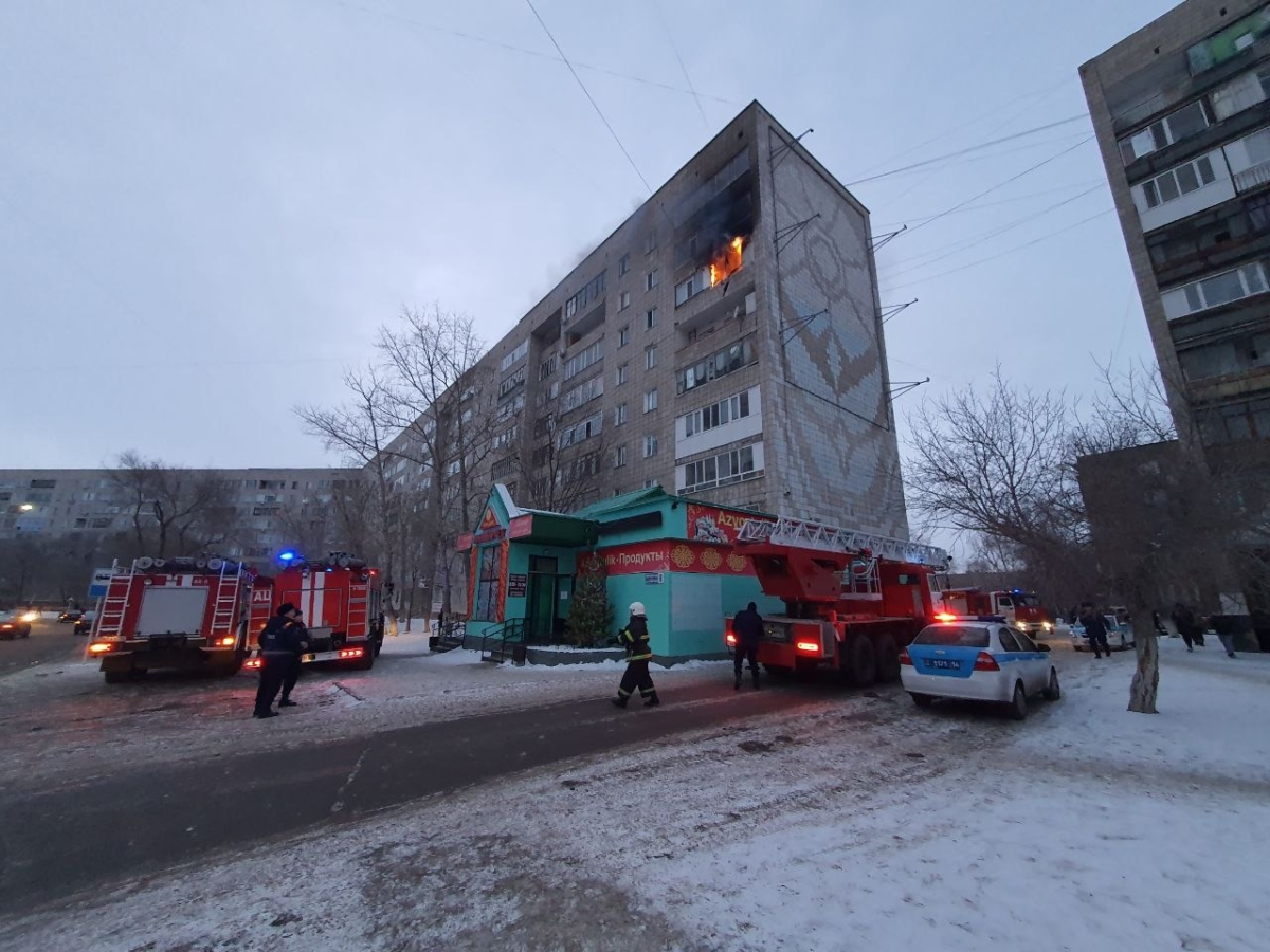 В многоэтажке Павлодара сгорел балкон