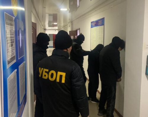 В Павлодаре по обвинению в вымогательстве задержали пятерых парней