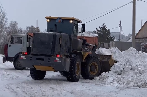 В Павлодаре начали вывозить снег из частного сектора