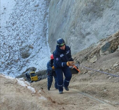 Спасатели показали видео обвала на месте спасательной операции в "Майкаинзолото"