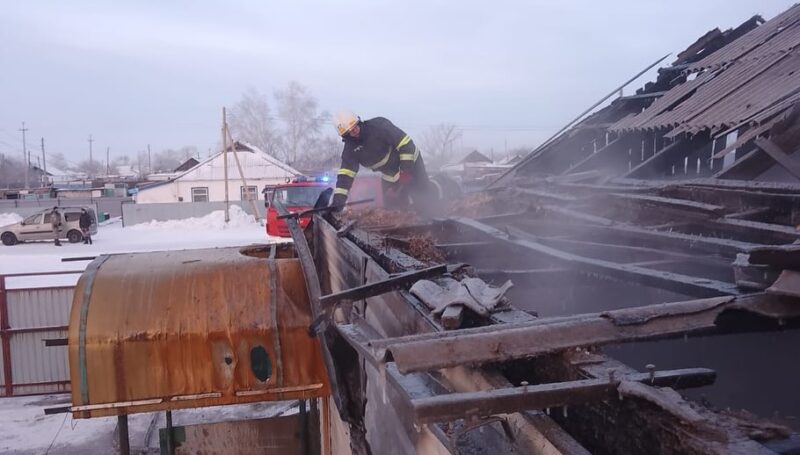 Взрыв газового баллона в горящем доме предотвратили в Павлодарской области