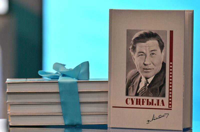 В Павлодаре презентовали книгу воспоминаний о Шакене Айманове