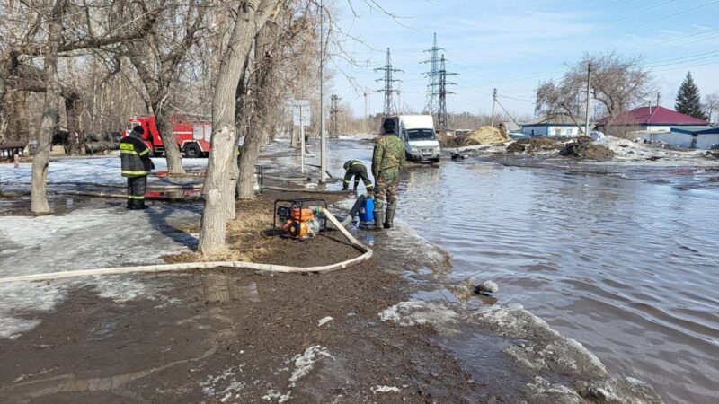 В Павлодаре едва не затопило два частных жилых дома