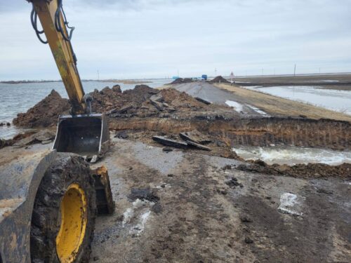 В Павлодарской области из-за паводка разрыли трассу до РФ
