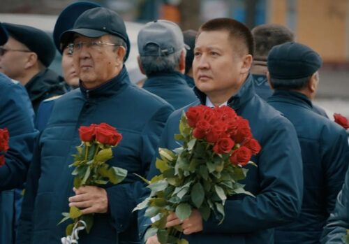 Павлодарцы возложили цветы к памятнику Канышу Сатпаеву