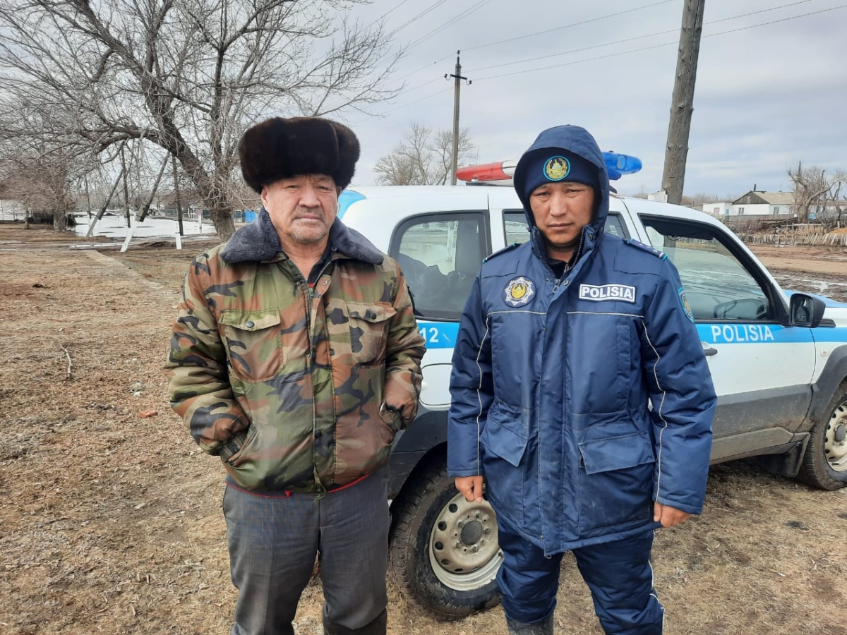 Павлодарский участковый приютил из подтопленного дома семью сельчанина