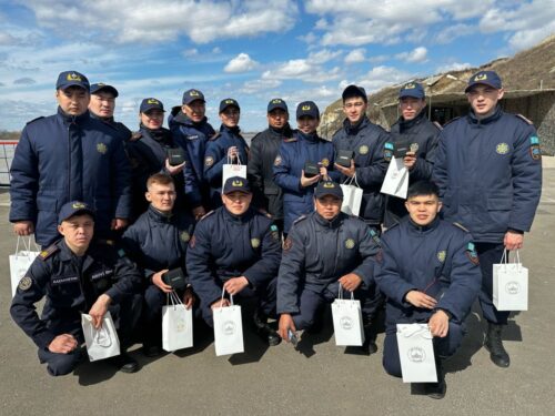 Президент вручил спасателям из Павлодара наградные часы