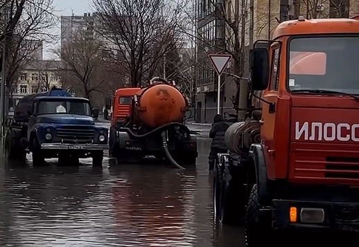 На улицах Павлодара начали откачивать дождевую воду