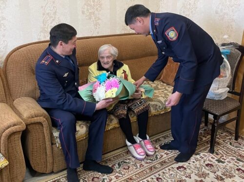 Павлодарские полицейские поздравили с Днем Победы ветерана ВОВ