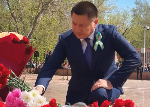 В Павлодаре возложили цветы к обелиску Славы
